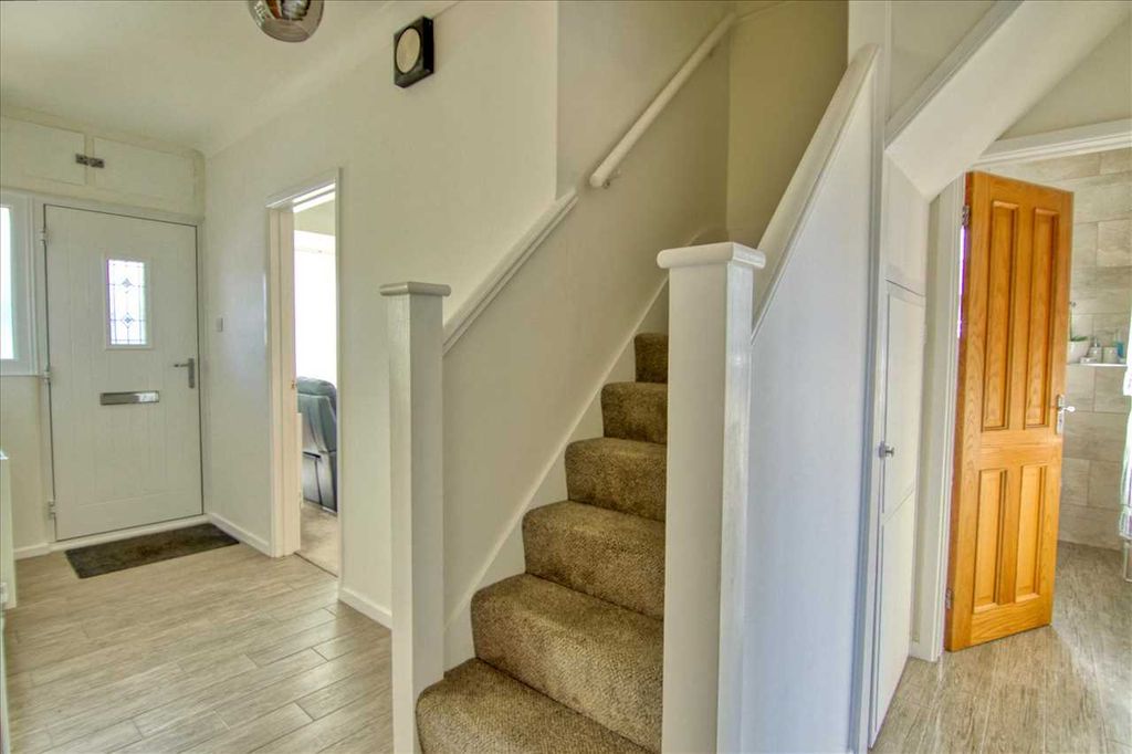 Property photo 3 of 14 Entrance Hall