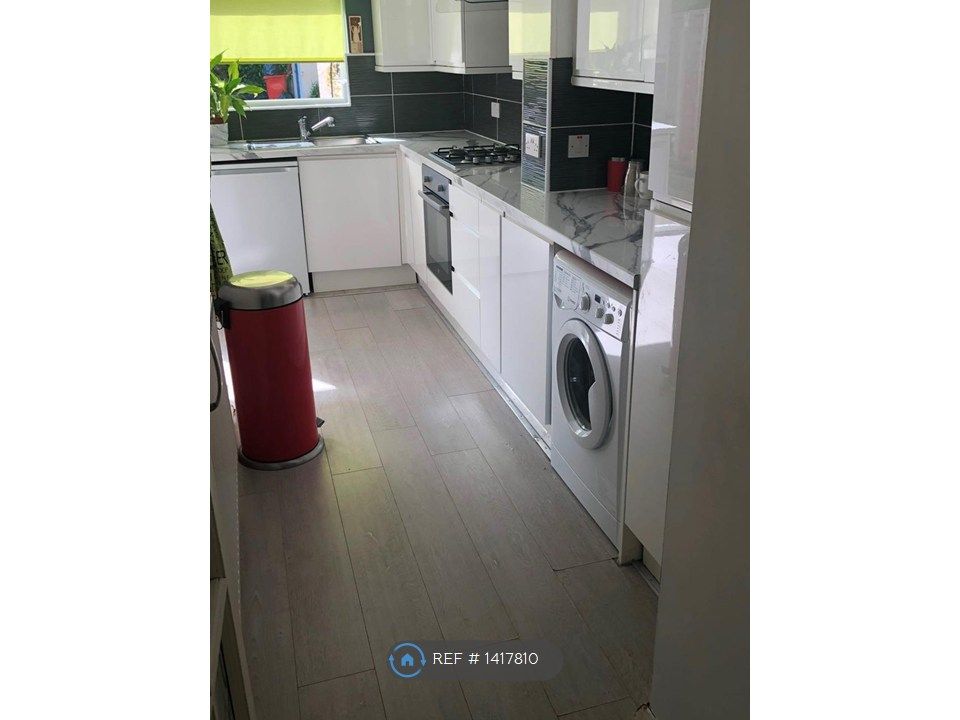 Property photo 3 of 12 Kitchen