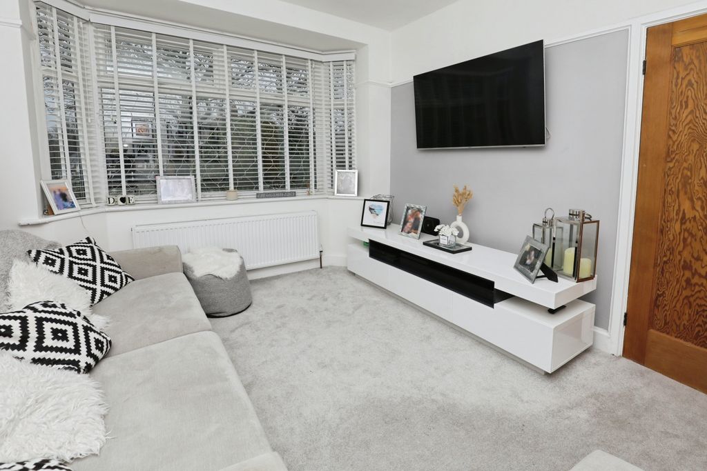 Property photo 3 of 15 Lounge