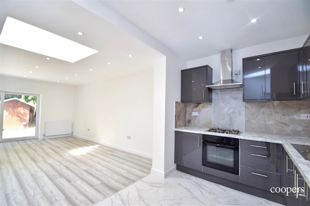 Property photo 2 of 11 Kitchen/Lounge