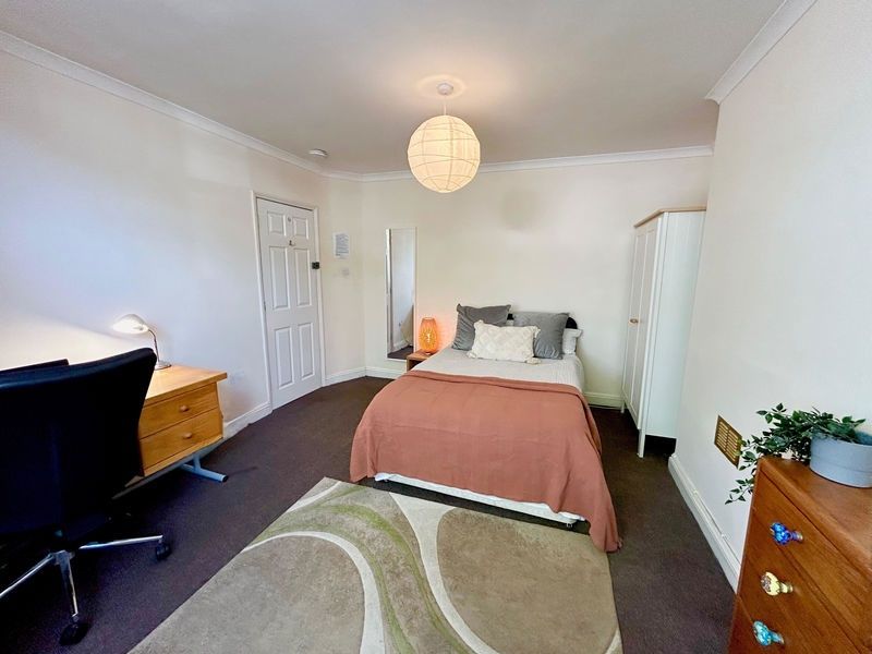 Property photo 3 of 6 This Inviting Double Bedroom Features A Comfortabl...