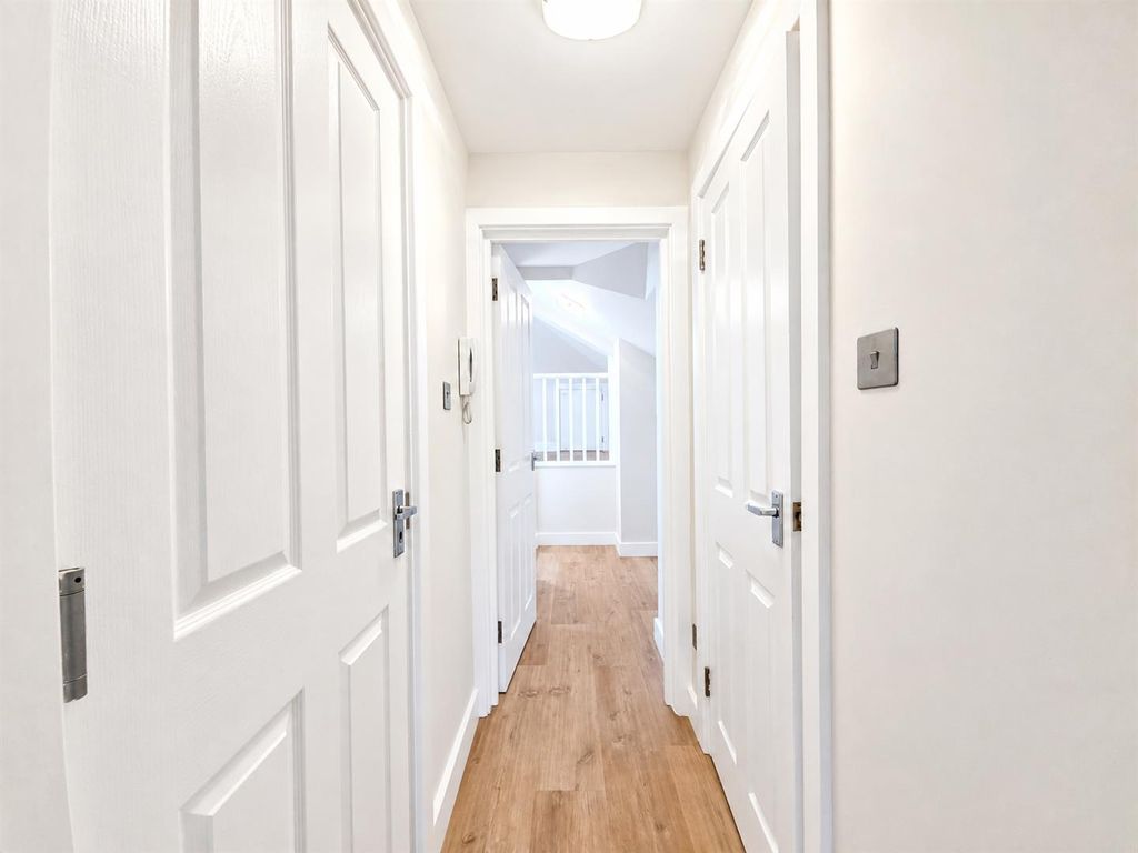 Property photo 3 of 11 Hallway