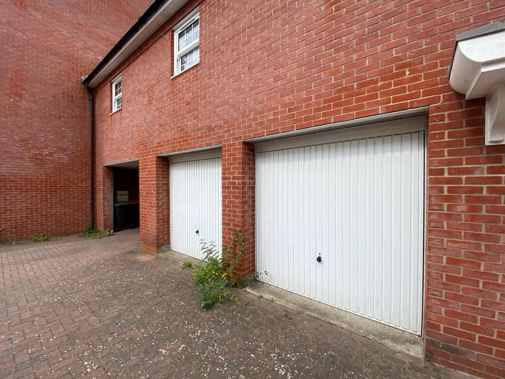 Property photo 3 of 10 Garage