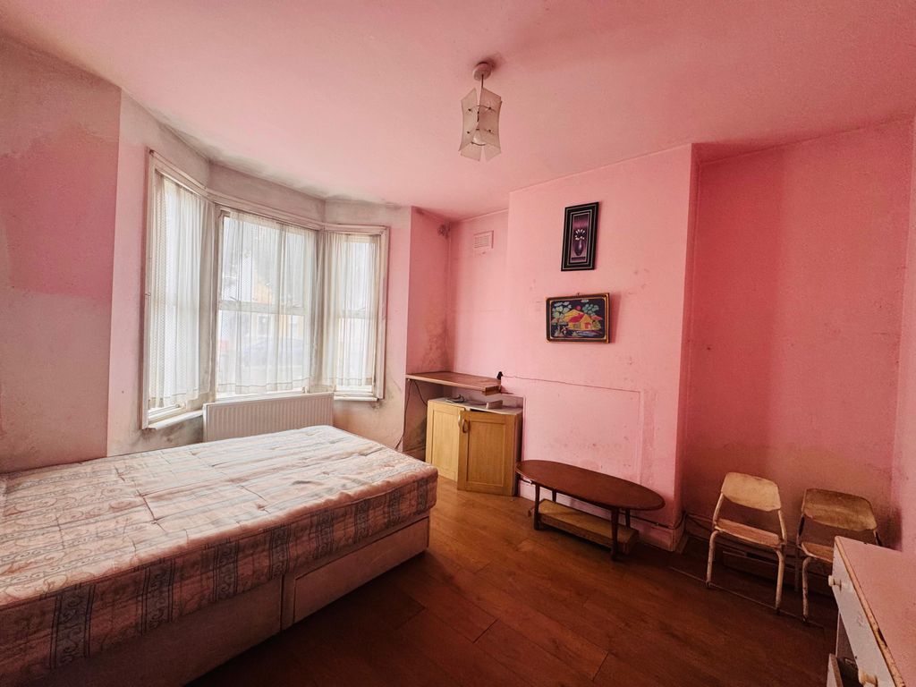Property photo 1 of 18 3 Bed Semi Detached House For Sale