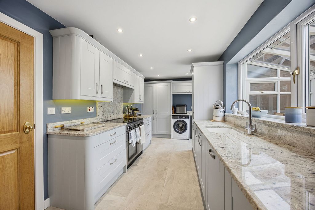 Property photo 2 of 31