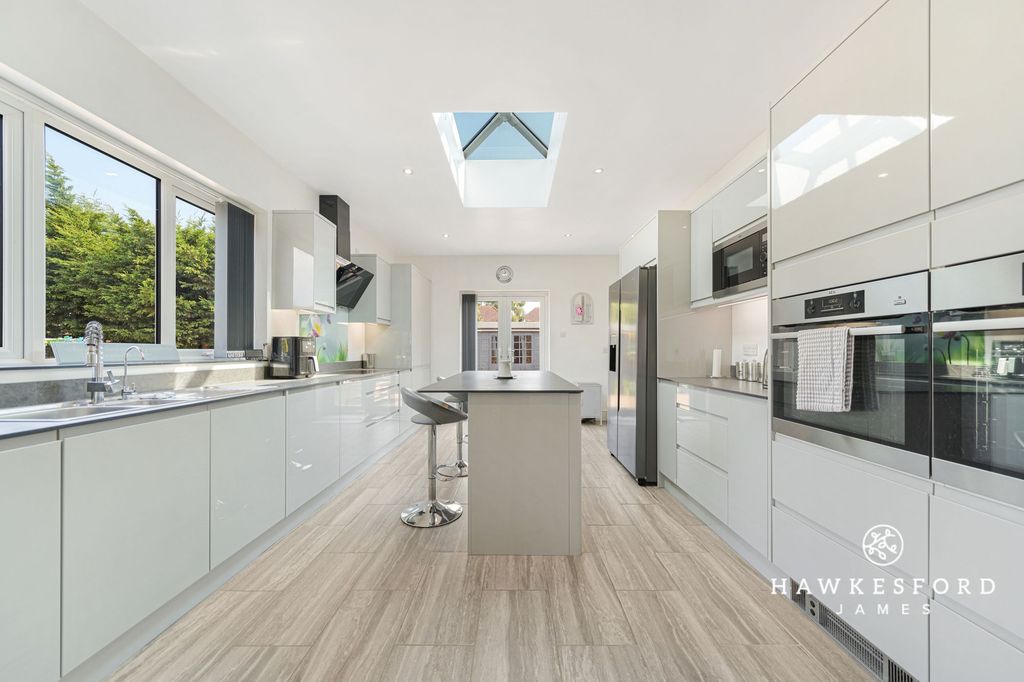 Property photo 3 of 25 Grovehurst Road, Iwade - Kitchen