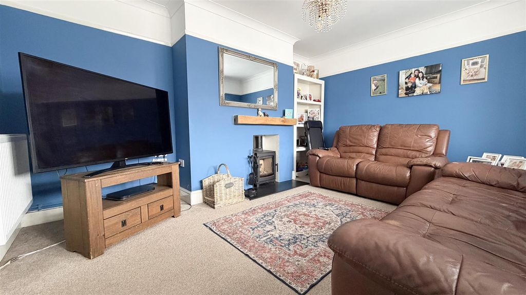 Property photo 3 of 22 Lounge