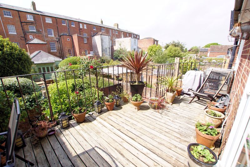 Property photo 3 of 18 Terrace