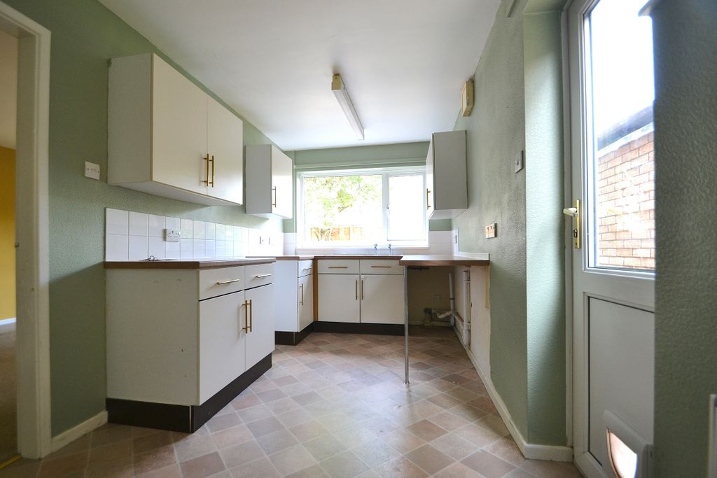 Property photo 3 of 11 Kitchen