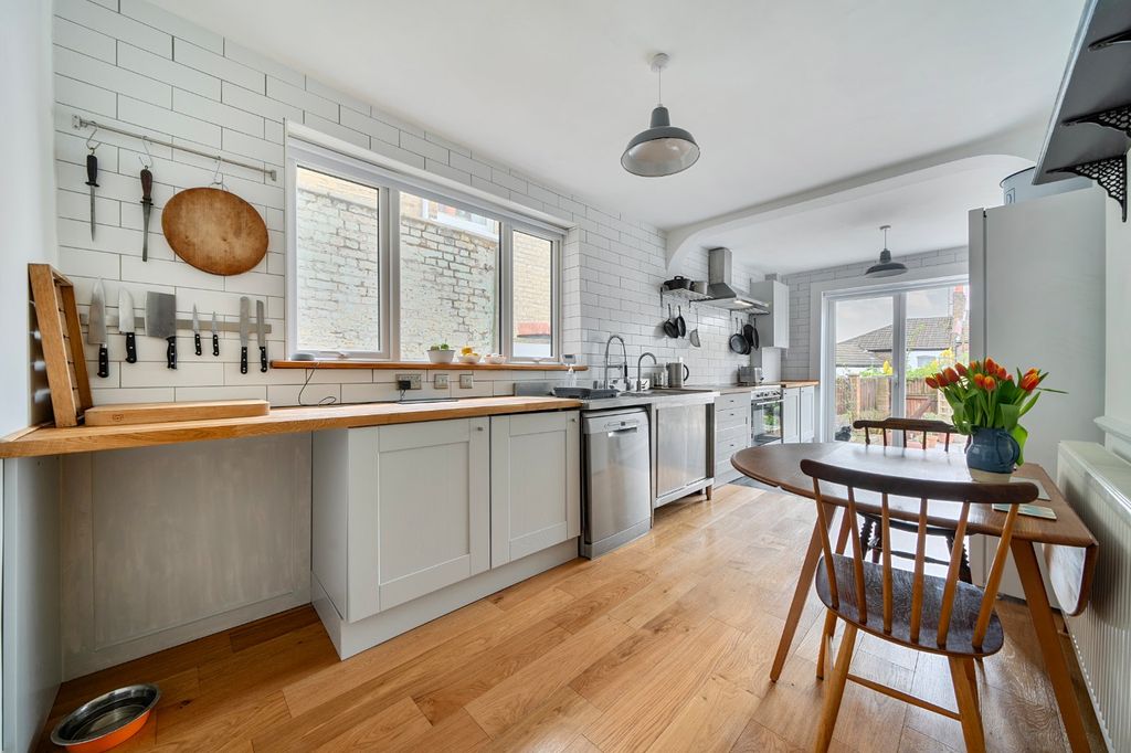 Property photo 3 of 18 Kitchen