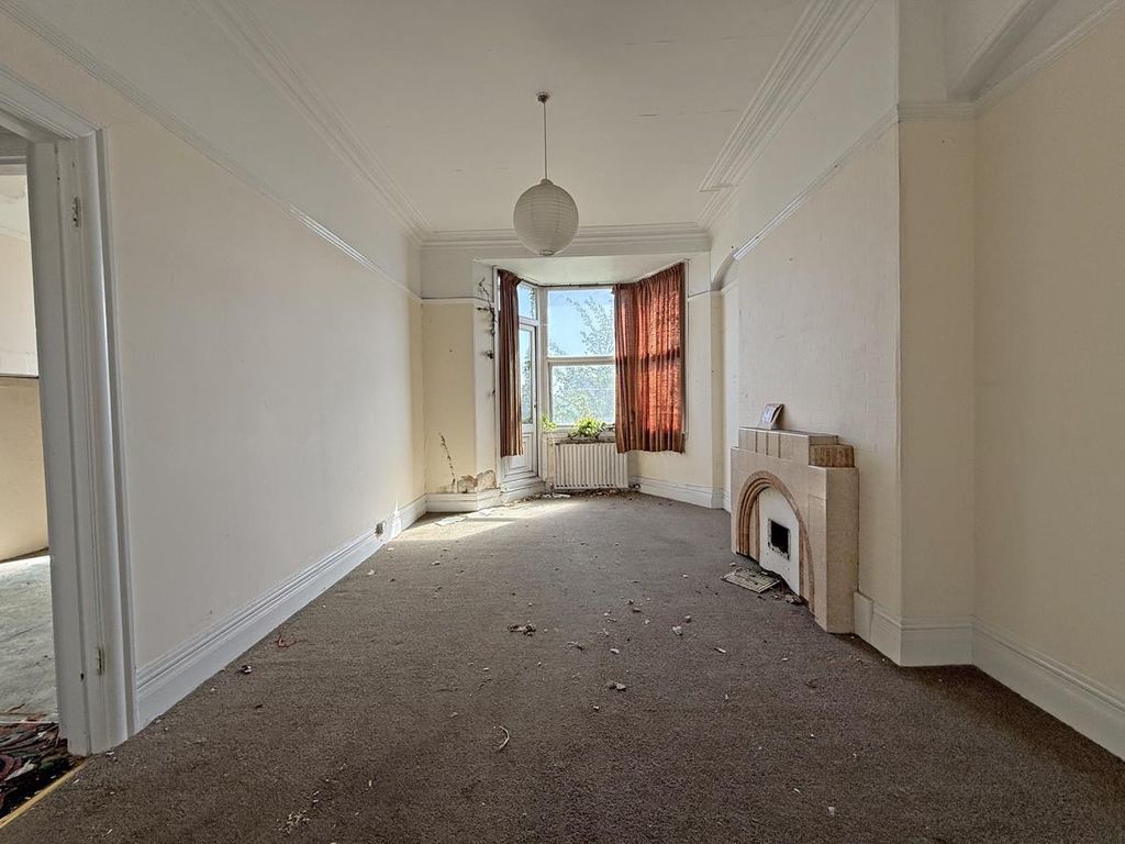 Property photo 3 of 18 College Avenue 26 - Dining Room.Jpg