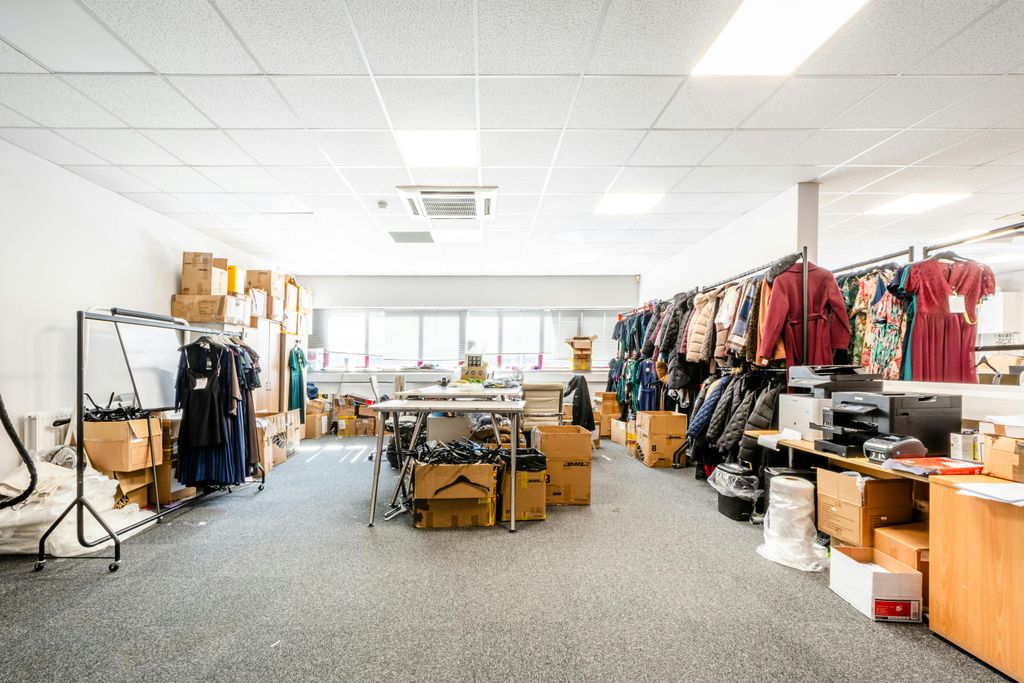 Property photo 2 of 21 Greenwich Centre Bus Pk U4-5 - 16.Jpg