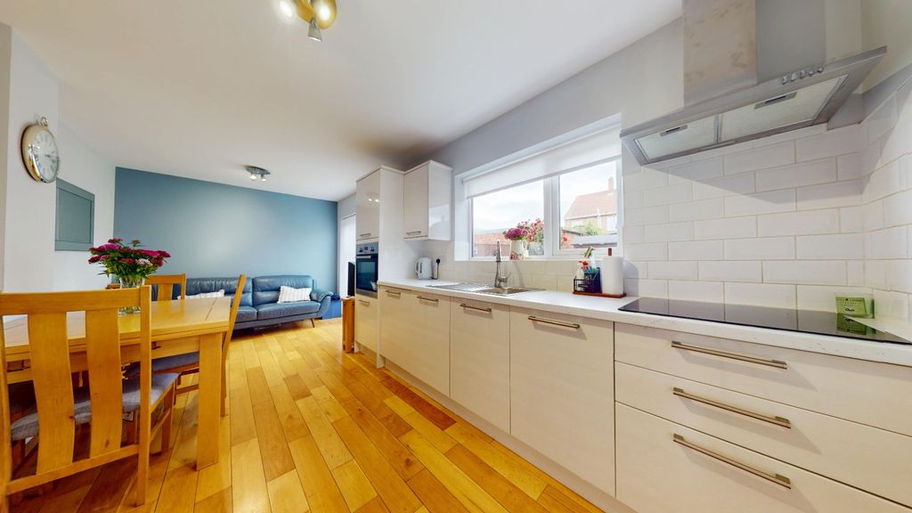 Property photo 2 of 28 5437512