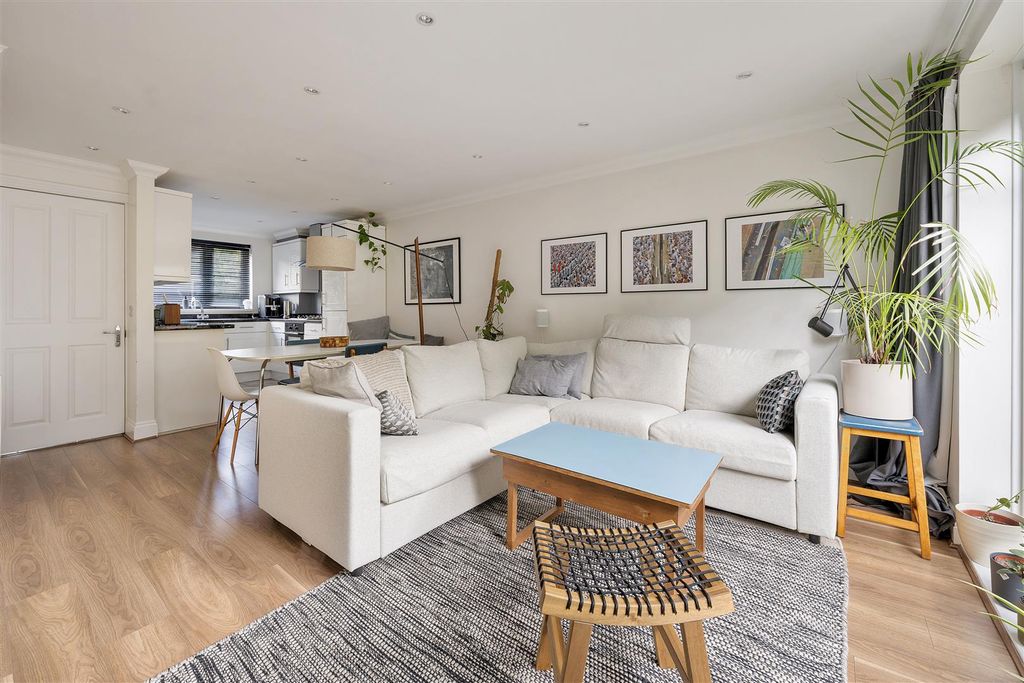 Property photo 3 of 37 St Barnabas Road, Ig8