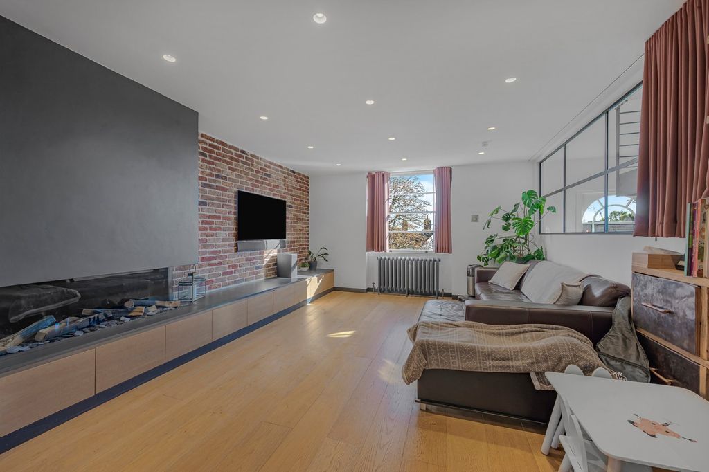 Property photo 3 of 20