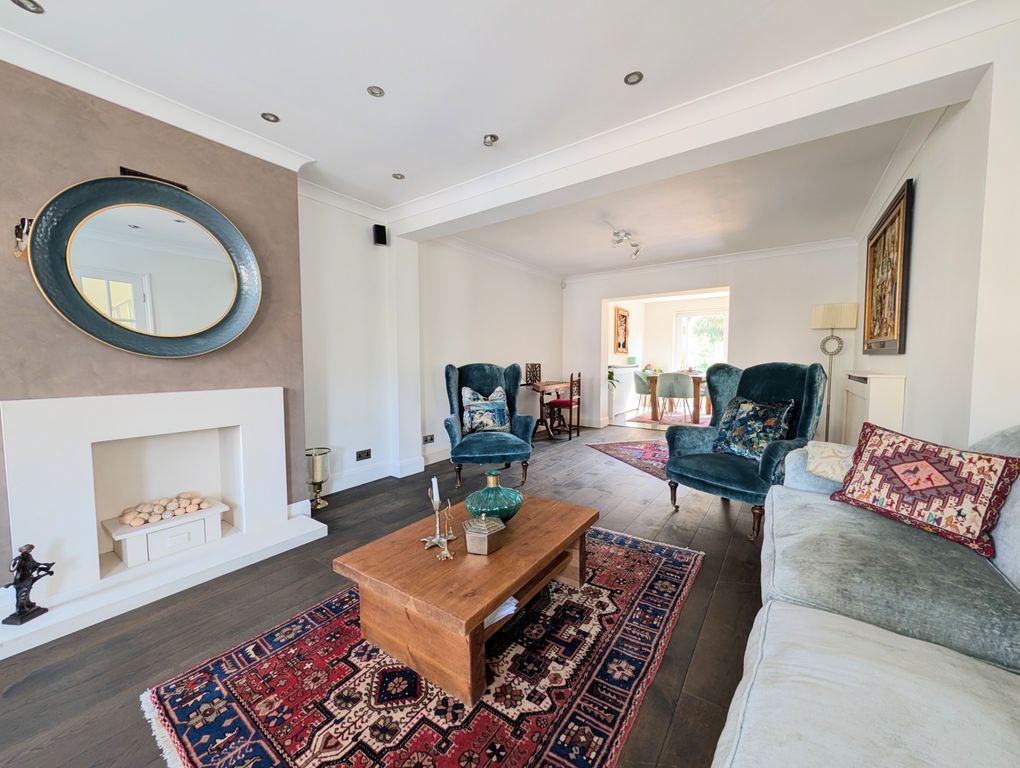 Property photo 2 of 16 Through Lounge