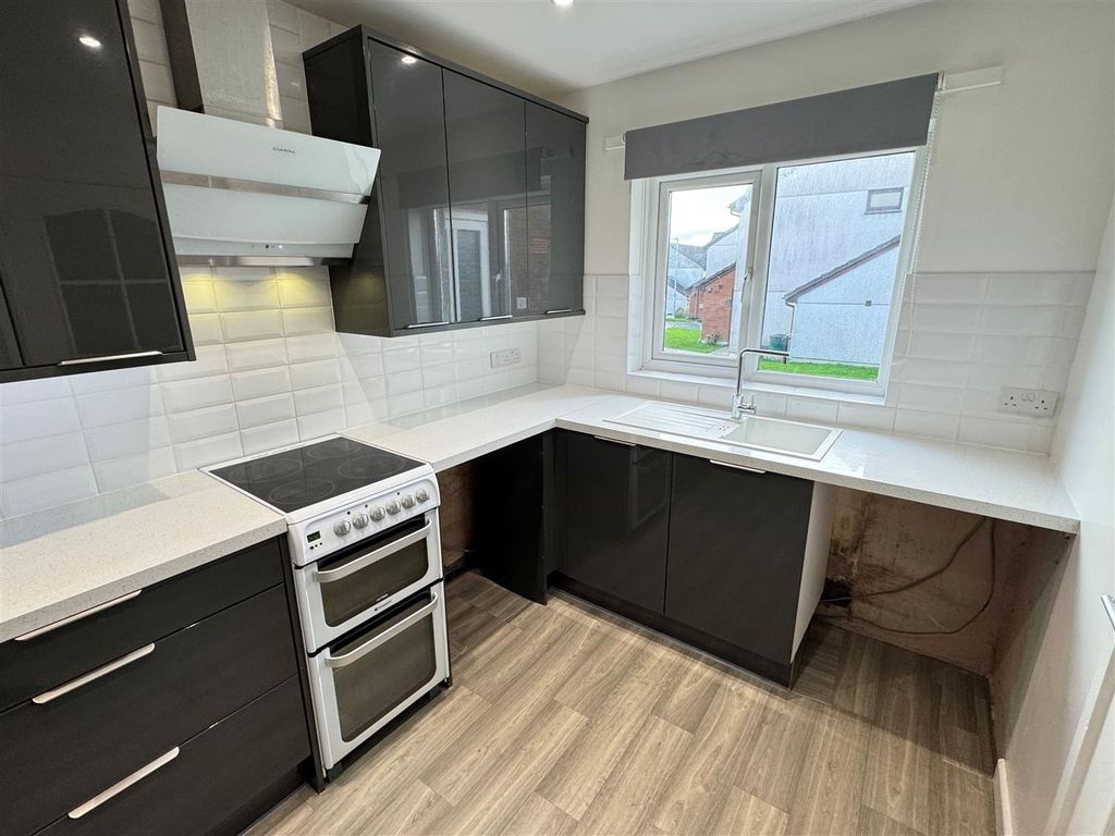 Property photo 3 of 11 5 Tremear Green Kitchen