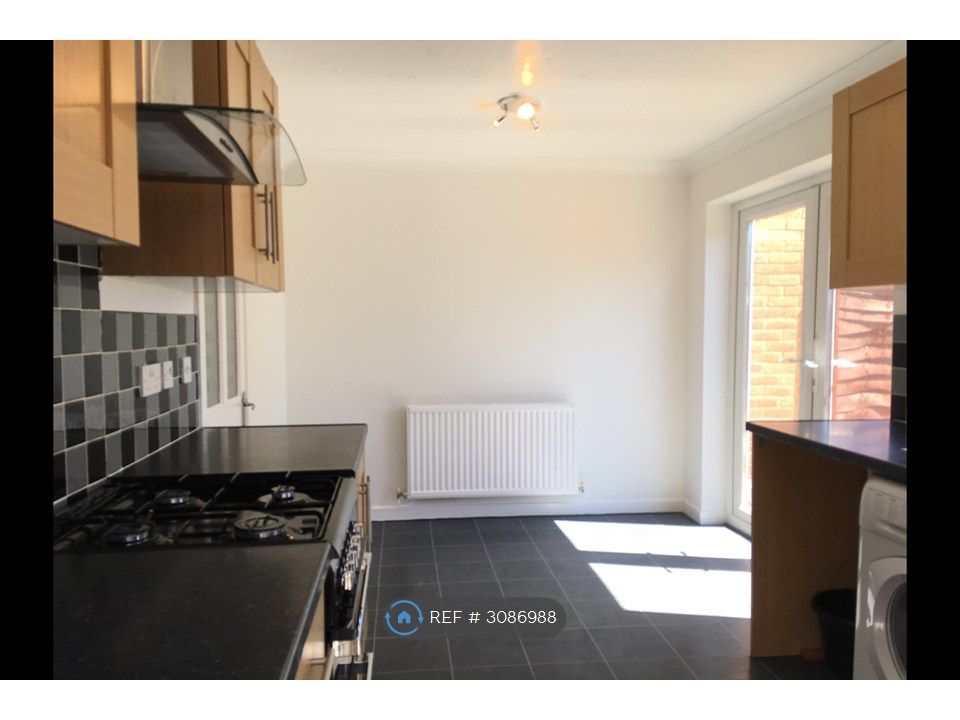 Property photo 3 of 17 Kitchen