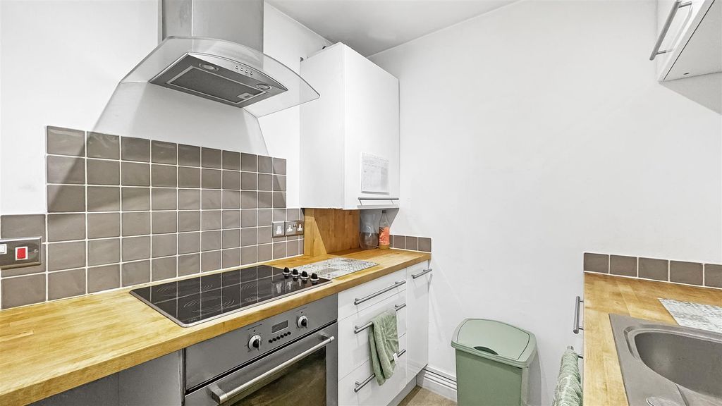 Property photo 3 of 10 Kitchen