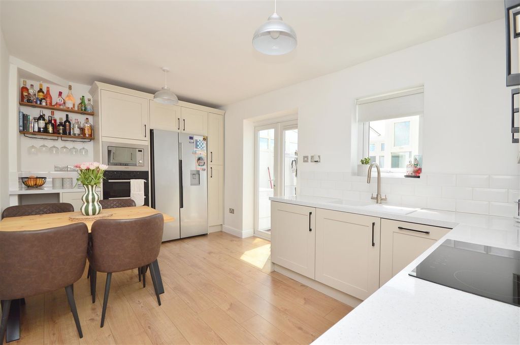 Property photo 3 of 15 Kitchen / Diner