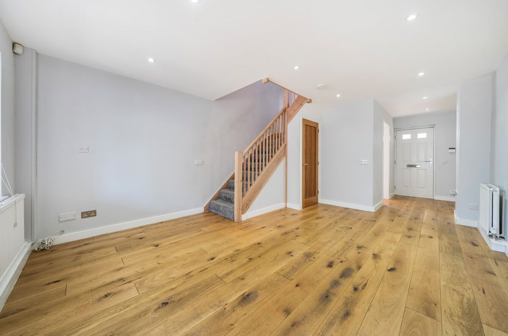 Property photo 2 of 15 Lounge Angle 1
