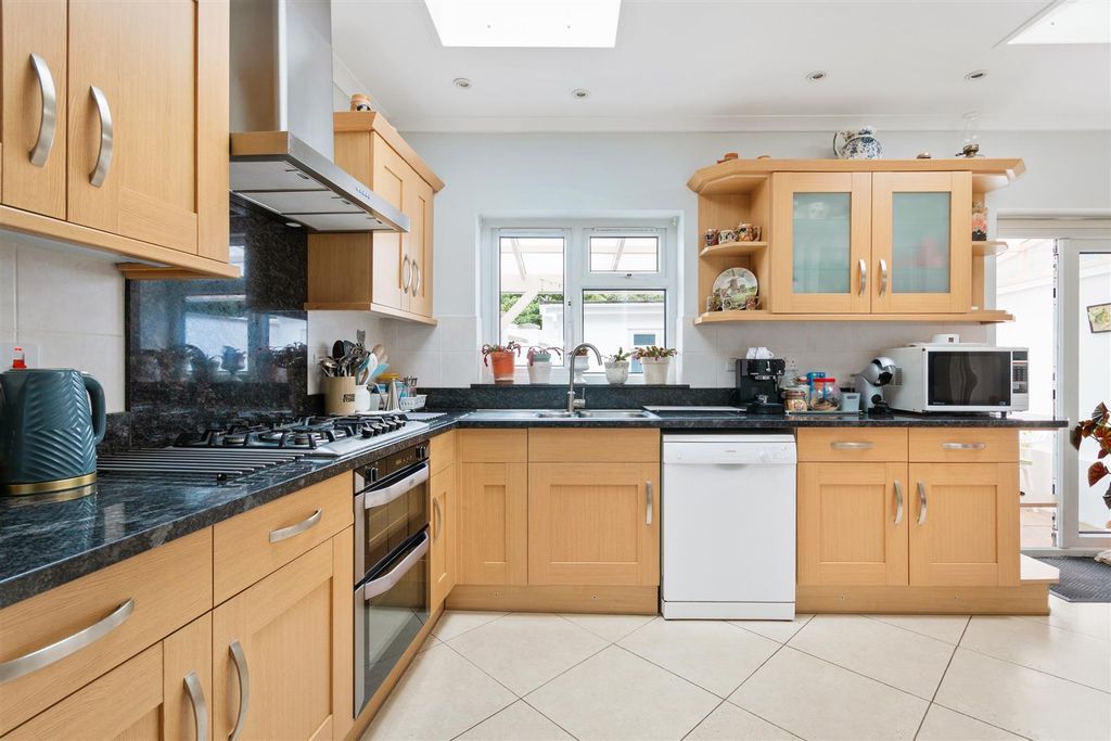 Property photo 3 of 12 Hillfield Avenue