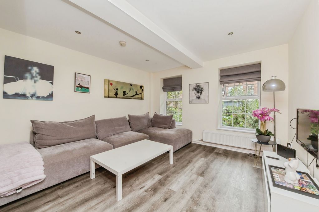 Property photo 2 of 17 Photo