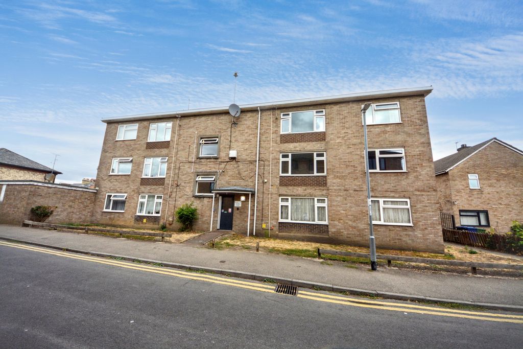 Property photo 1 of 11 4 Russell Court, St. Neots, Cambridgeshire, Pe19 1Az