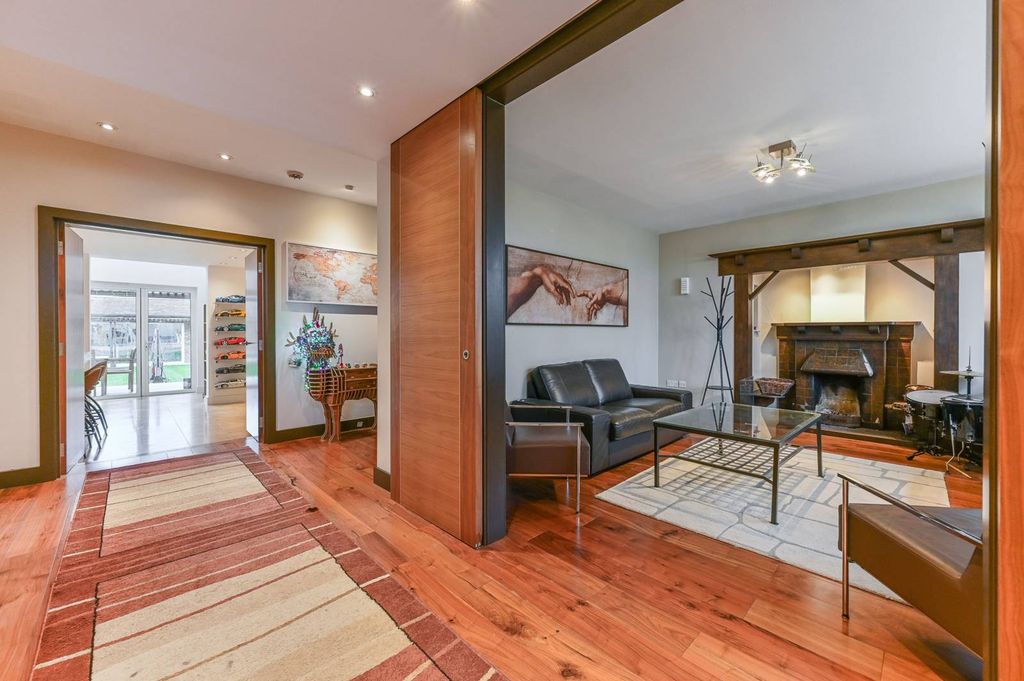 Property photo 2 of 34