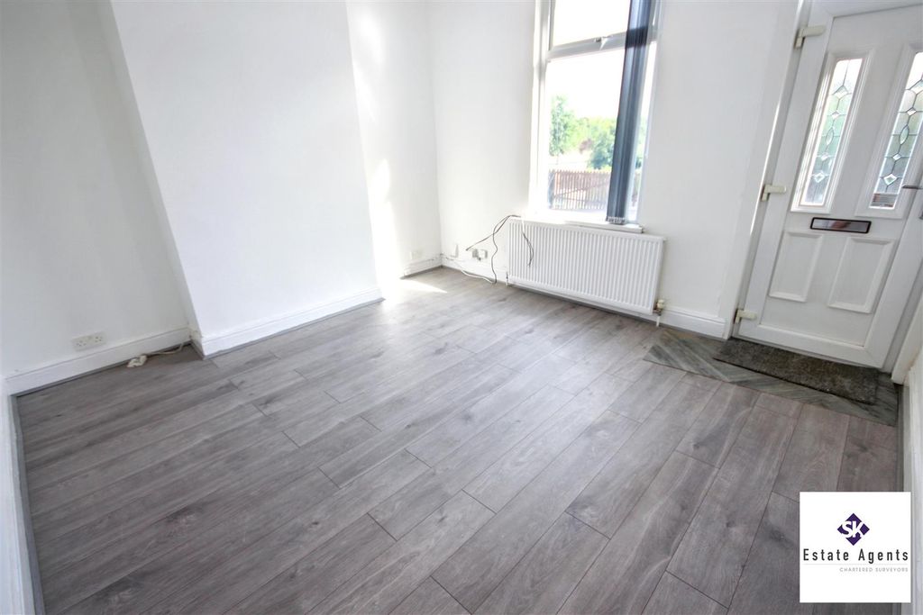 Property photo 3 of 13 Lounge