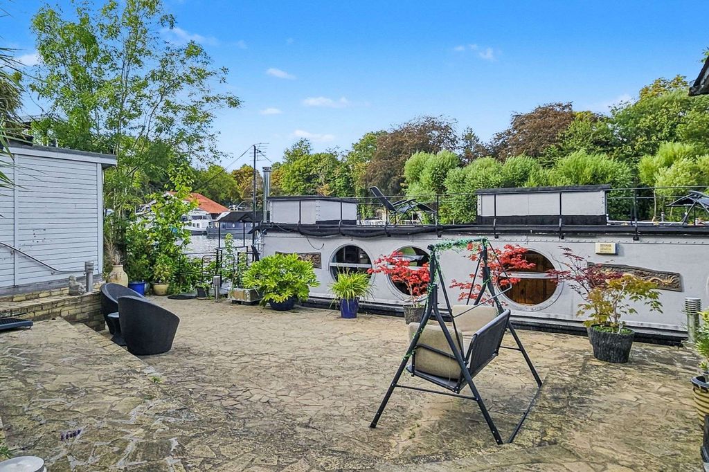 Property photo 1 of 19 10 Taggs Island, Hampton Court, Tw12 2Ha
