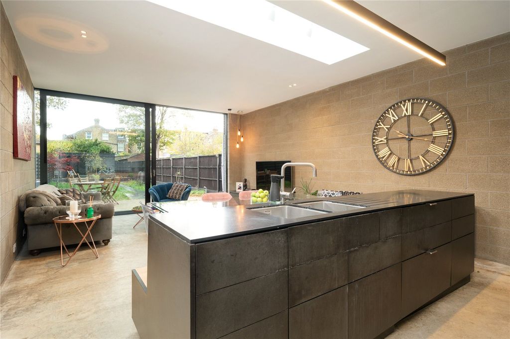 Property photo 2 of 11 Kitchen