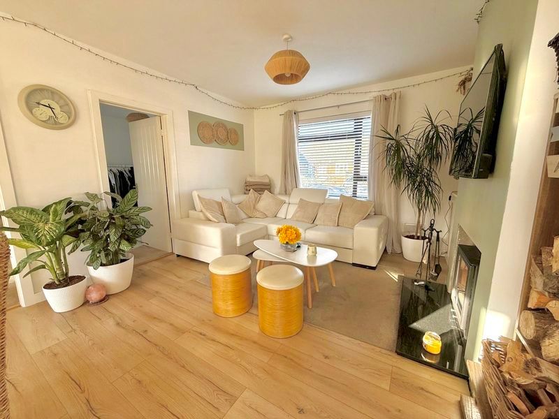 Property photo 3 of 17 Lounge