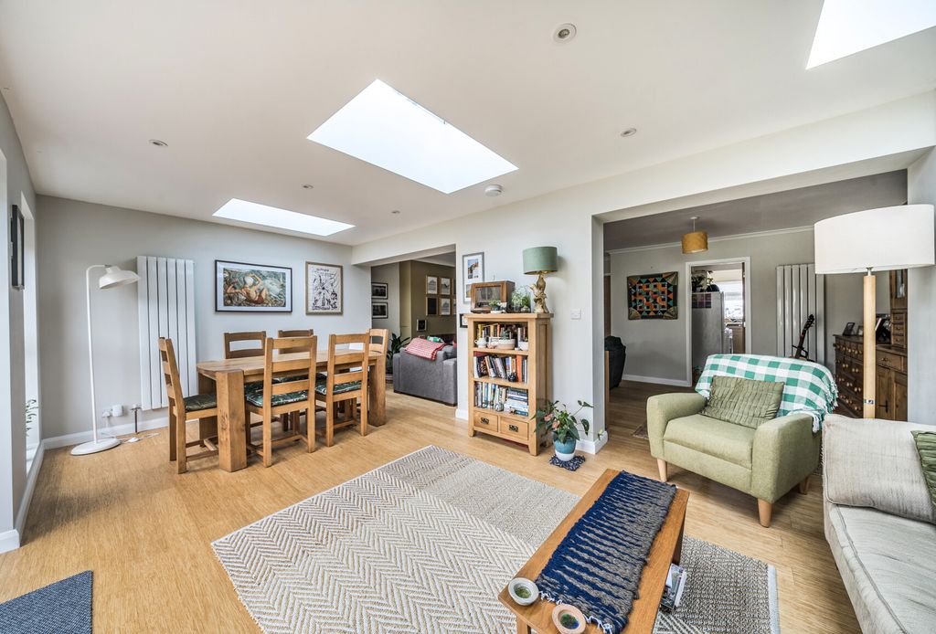 Property photo 3 of 13 1330708-12-688B52...