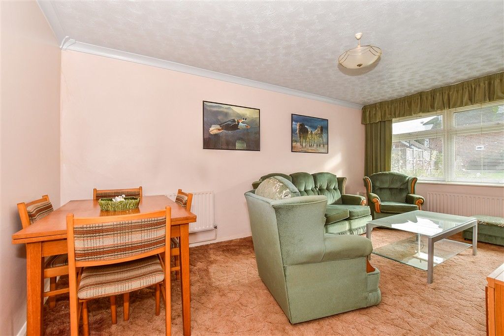 Property photo 3 of 17 Lounge