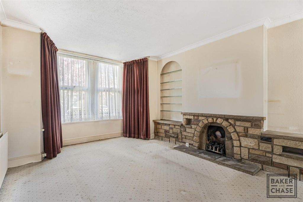 Property photo 2 of 36 Lounge