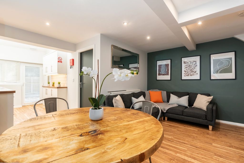 Property photo 2 of 14 62 Derby, Living Room 2