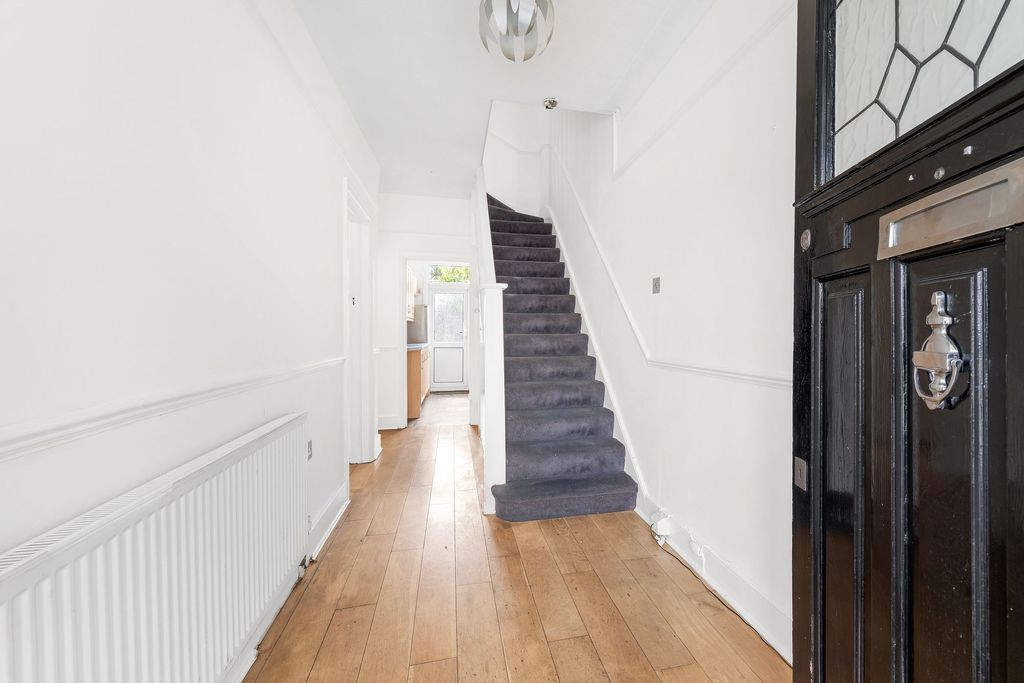 Property photo 3 of 11 Hallway