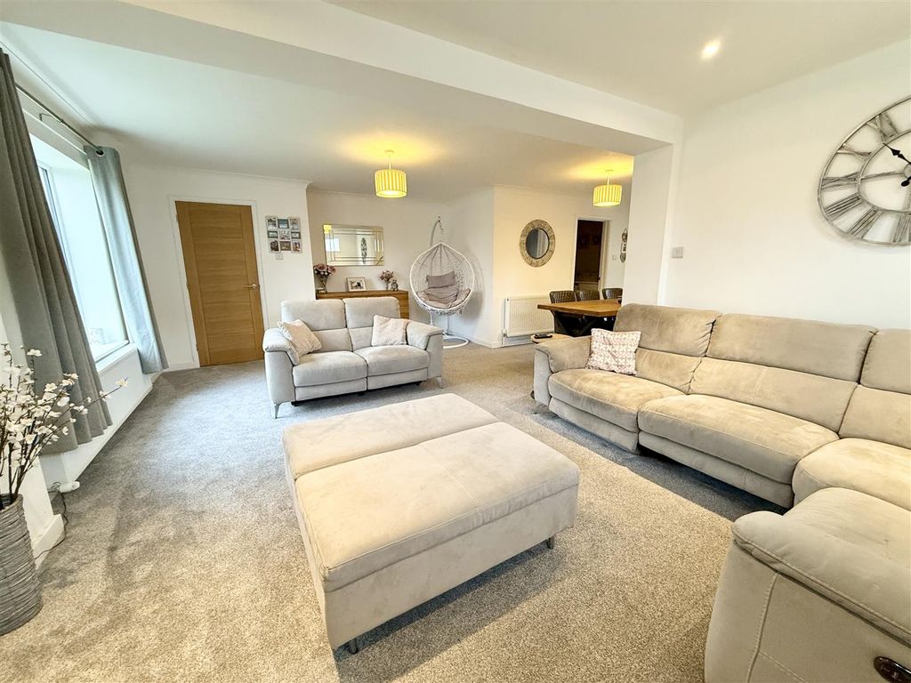 Property photo 2 of 21 Lounge