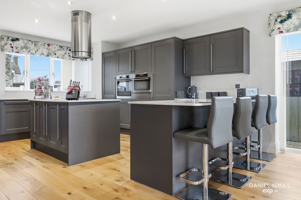 Property photo 3 of 39