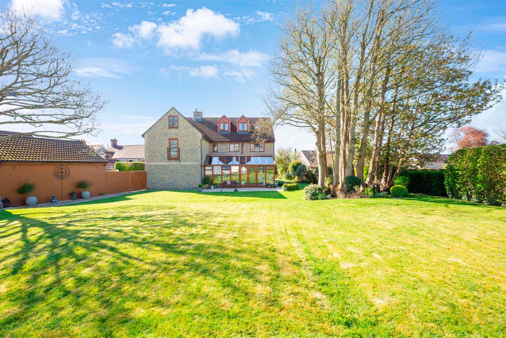 Property photo 2 of 32