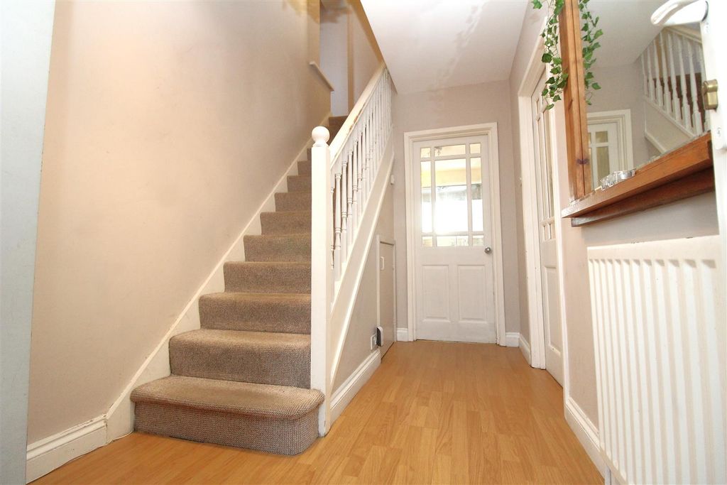 Property photo 2 of 18 Entrance Hallway