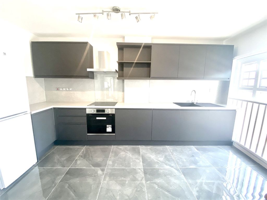 Property photo 3 of 7 Kitchen/Lounge