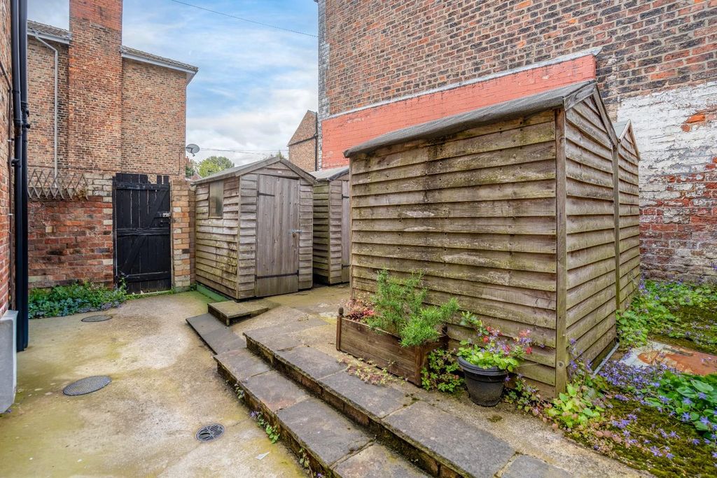 Property photo 2 of 12 Shared Courtyard