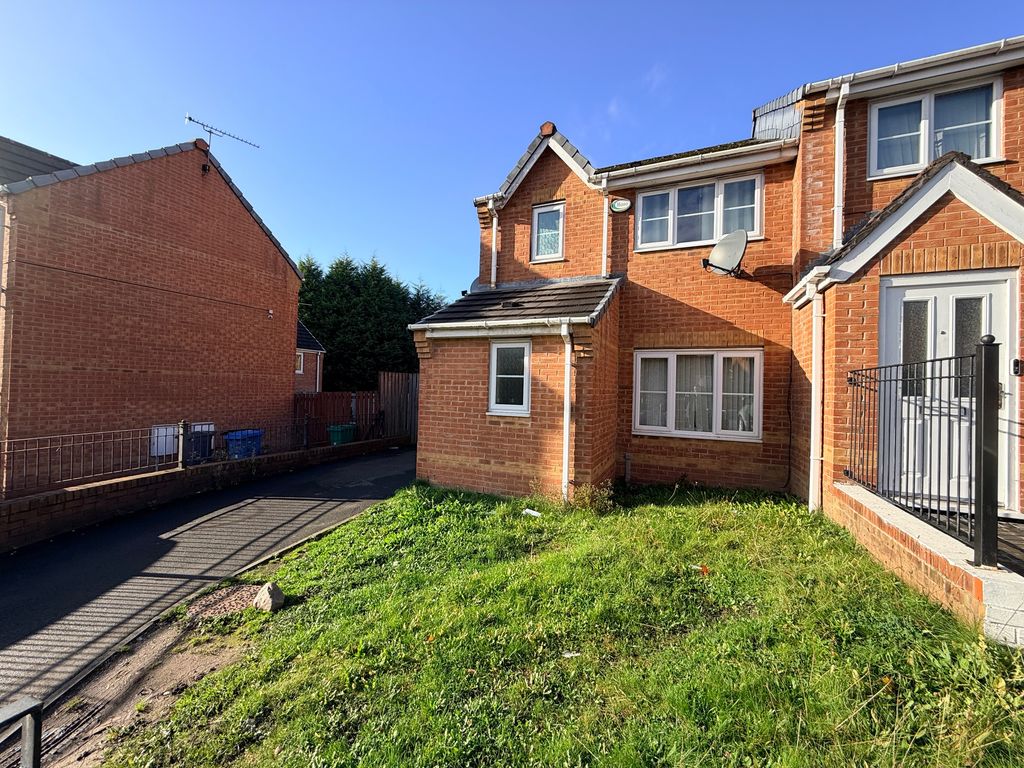 Property photo 1 of 11 Unfurnished Family House Available With Parking