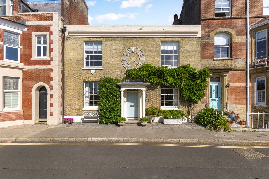 Property photo 1 of 32