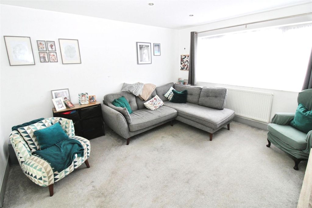 Property photo 3 of 20 Lounge