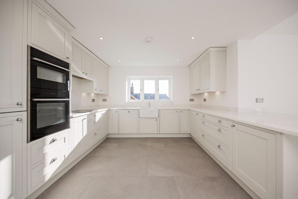 Property photo 2 of 11 Kitchen.Jpg