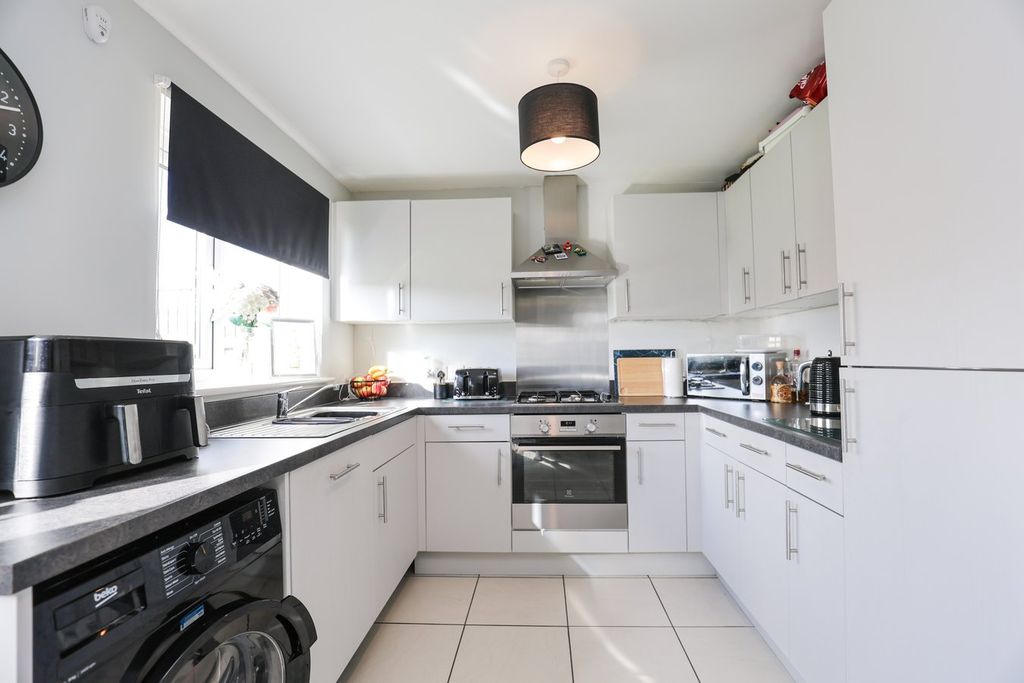 Property photo 2 of 22 Dining Kitchen