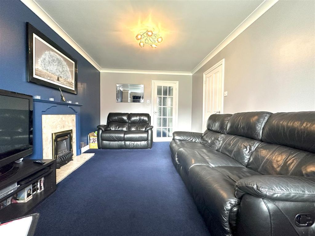 Property photo 2 of 13 Lounge